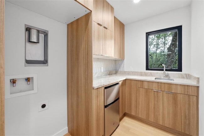 Building Photo - 620 Bermuda St