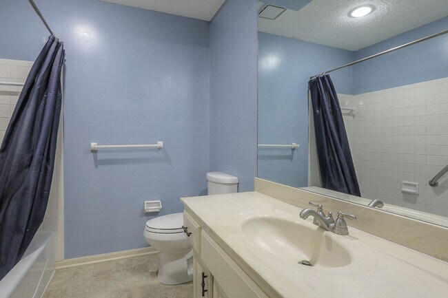 Building Photo - {11409} Updated Duplex in Fantastic Location + Two Car Garage + Main Level Master + Covered Deck