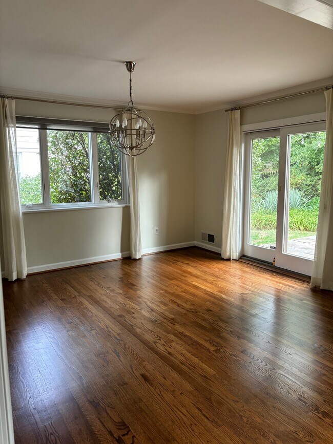 Building Photo - 6805 Millwood Rd