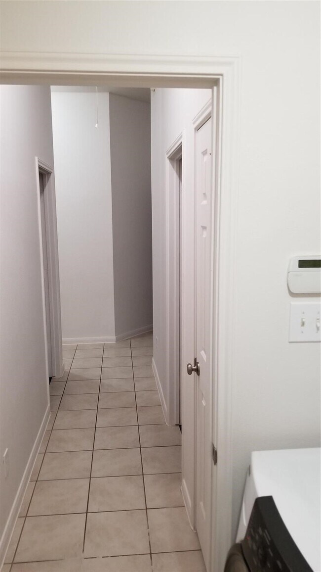 Building Photo - 935 Rock Springs Dr