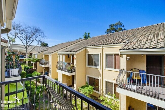 Building Photo - Cozy 1Bdm 1Ba Top-Floor Condo with Community Pool in La Jolla!