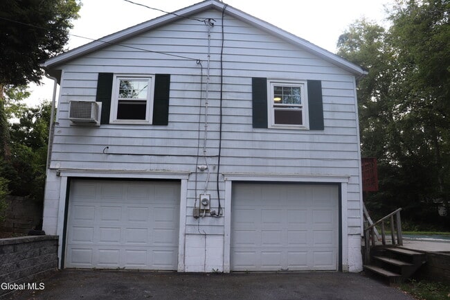 Building Photo - 8 Sweet Brier Dr