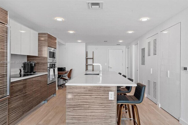 Building Photo - 460 NE 28th St