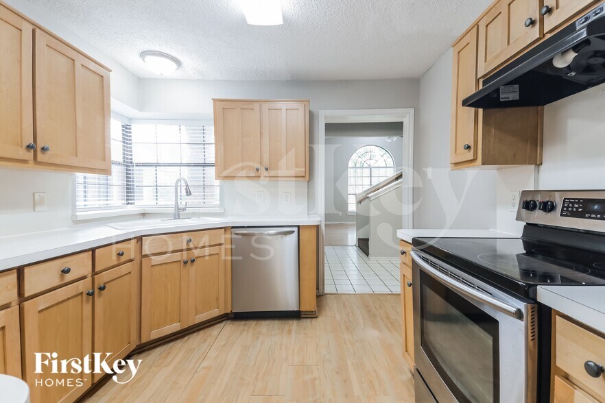 Building Photo - 2026 Greenview Dr