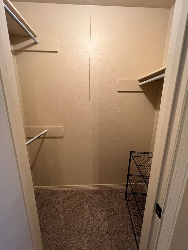 Building Photo - BEAUTIFUL TOWNHOME WITH COMMUNITY POOL AND...