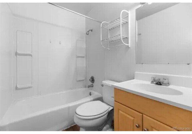 Building Photo - "Spacious 3-Bed, 3-Bath Condo in Aurora's ...
