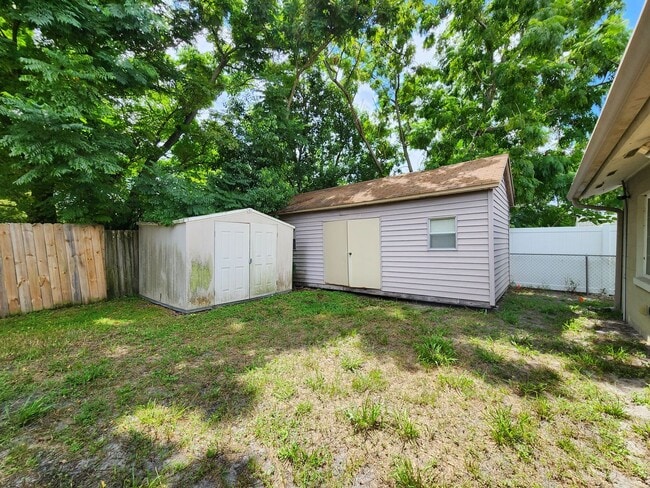 Building Photo - Spacious Single-Story Home; Private Fenced...