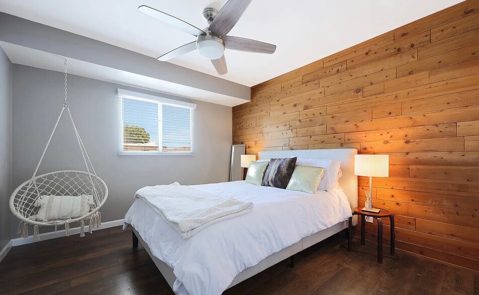 queen room with swing - 2936 E Clarendon Ave