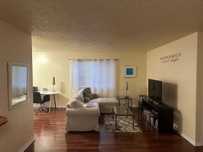 Building Photo - Fully Furnished 1-Bedroom Retreat in Windm...