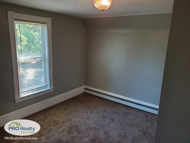 Building Photo - Charming 4 Bedroom Home