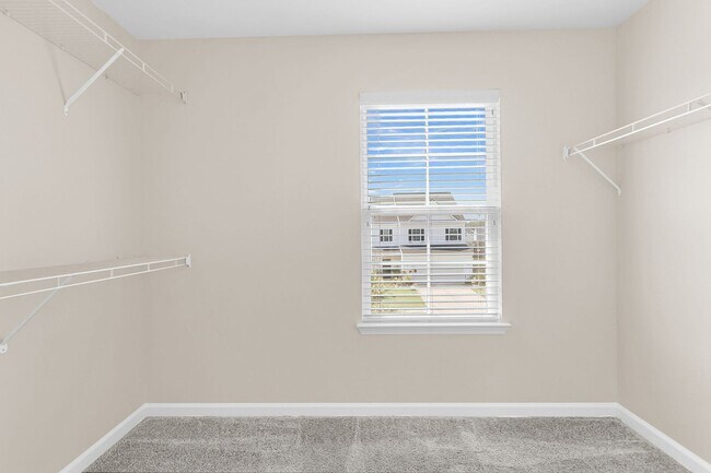 Building Photo - Convenient Location with Modern Amenities