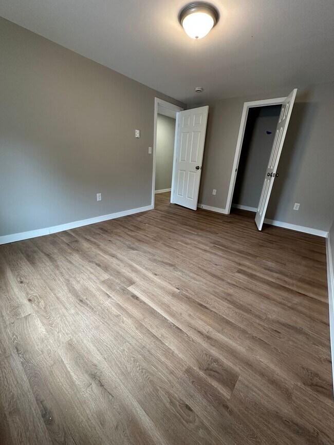 Building Photo - 220 Rosedale Ave