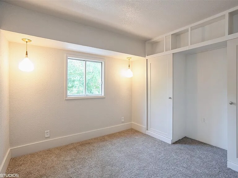 Building Photo - 3215 E 8th St