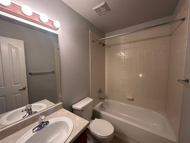 Building Photo - Beautiful 3/3/2 West Side Townhome with Views Available Now!!!