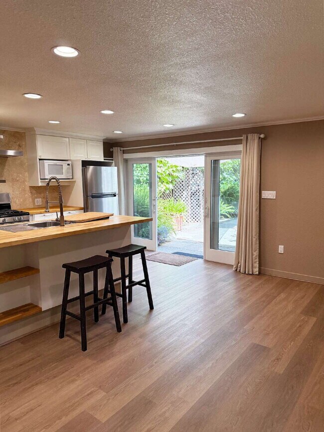Building Photo - Updated 1-Bedroom Retreat in the Heart of the Springs.