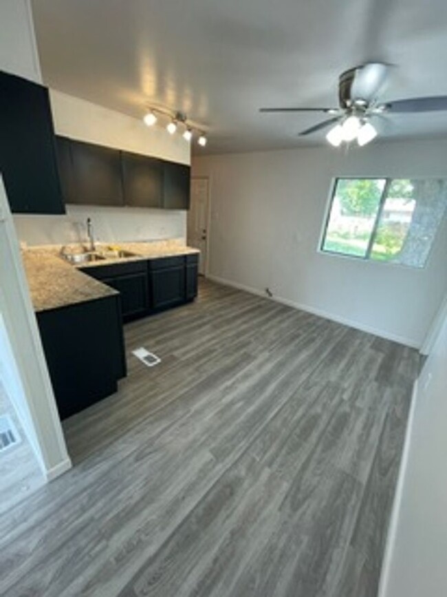 Building Photo - Updated 4BD/1BA