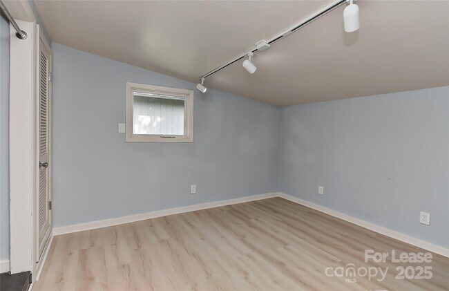 Building Photo - 3111 Spring Valley Rd