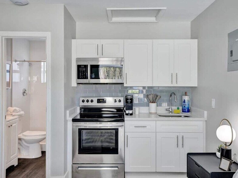 Building Photo - 3205 NE 9th St