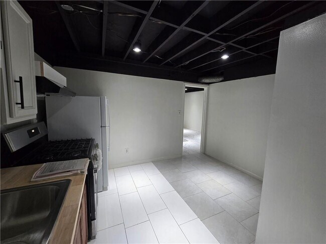 Building Photo - 2468 Dresden Dr NE