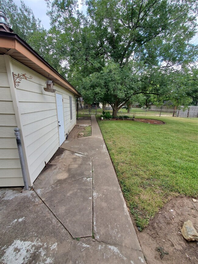 Building Photo - 1505 Millie St