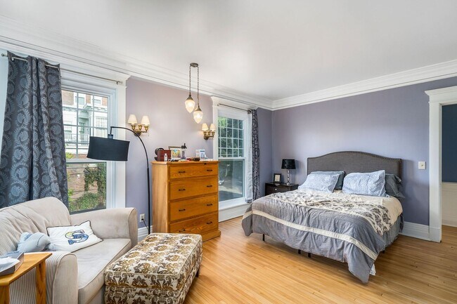 Building Photo - Beautiful 4 Bedroom/2 Bathroom SECOND Floor Apartment in East Duluth Mansion - AVAILABLE JUNE!