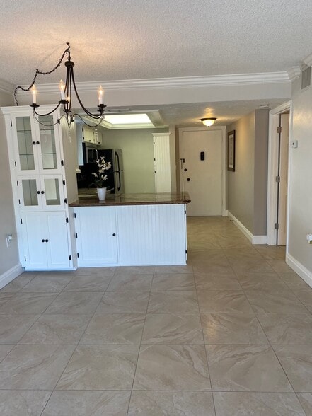Building Photo - 5 High Point Cir W