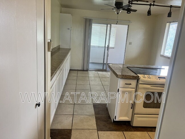 Building Photo - 270 Country Club Dr