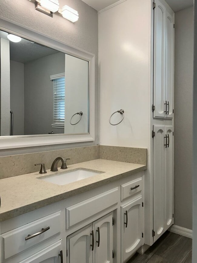 Building Photo - Please call Vaughn Realty, 760-446-6561 to...
