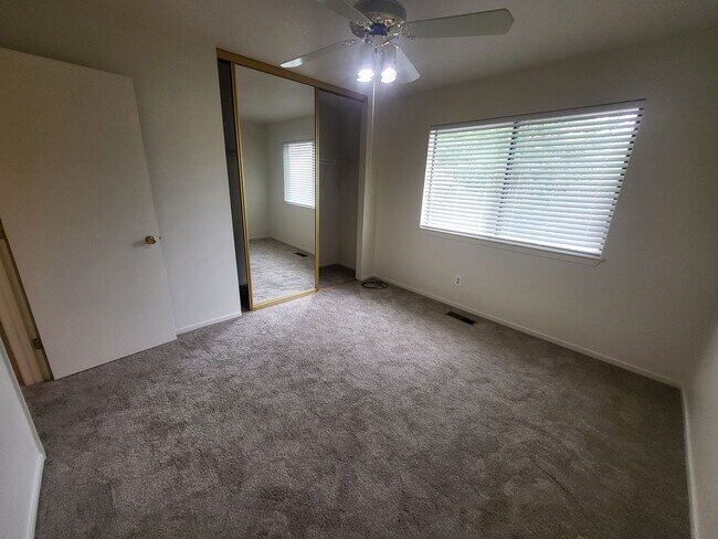 Building Photo - 3766 Emerson Dr