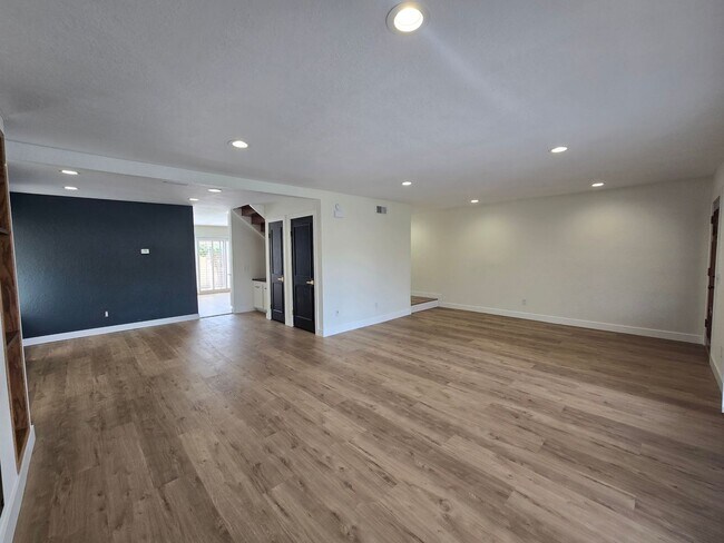 Building Photo - Hawarden Hills Home