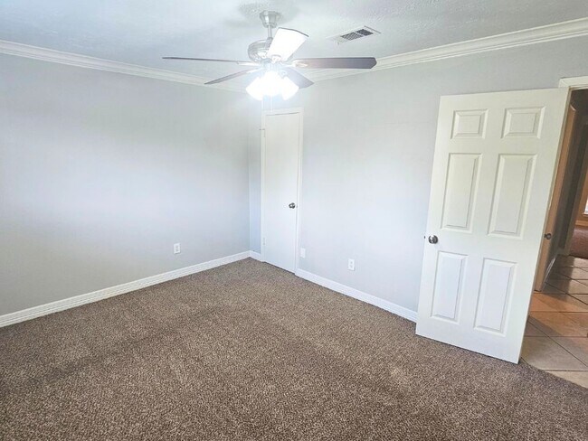 Building Photo - 9526 Golden Wood Ln