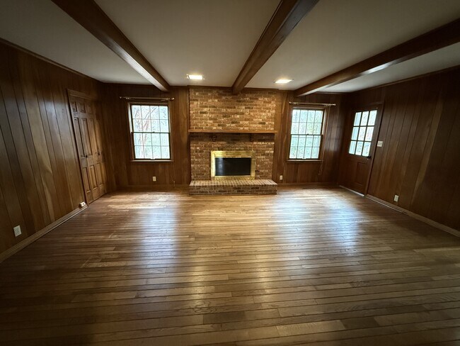 Building Photo - 565 Paris St