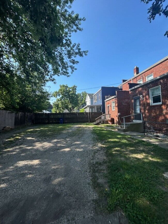 Building Photo - 2 bedroom town-home in Milo-Grogan Neighbo...