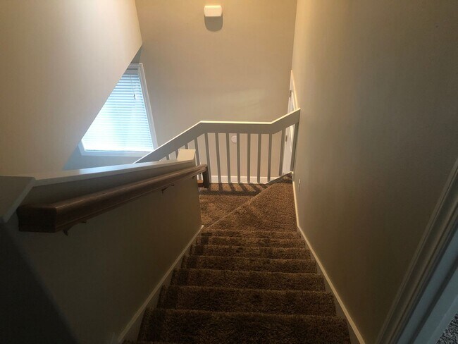 Building Photo - Newer 3 bedrooms 2.5 bathroom townhouse! MOVE IN SPECIAL!