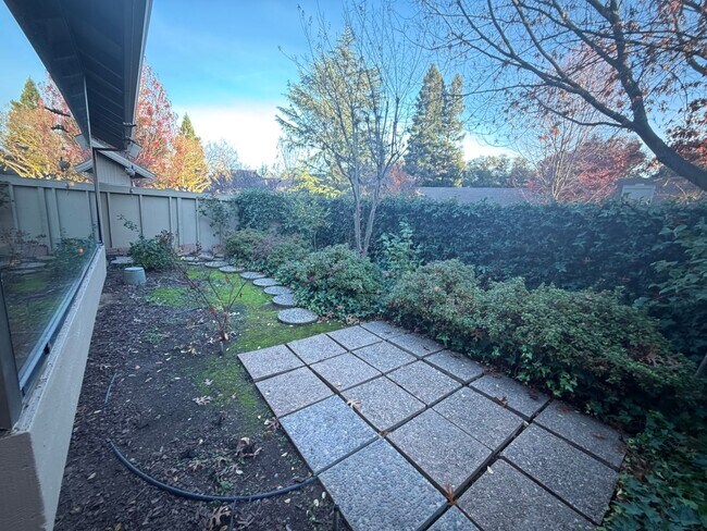 Building Photo - Gorgeous 3-Bedroom House in Gold River with pool