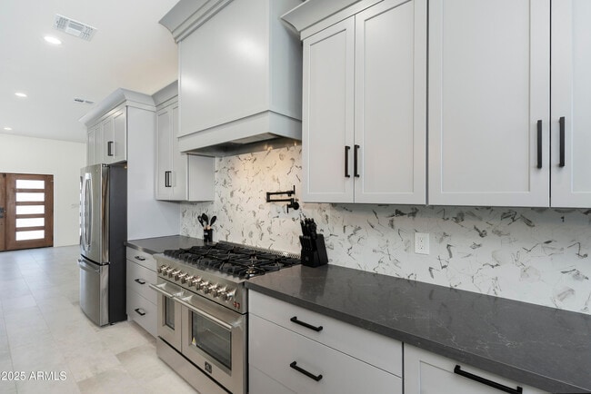 Building Photo - 5049 E Shaw Butte Dr