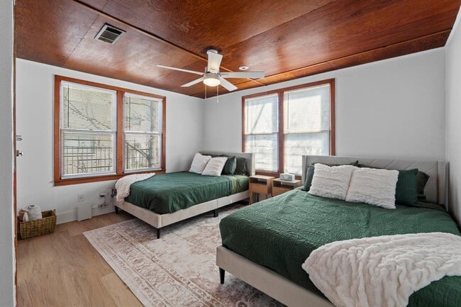 Building Photo - 1308 E 12th St