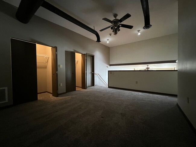 Building Photo - Executive DOWNTOWN Loft -- 1 bed, 1.5 bath...
