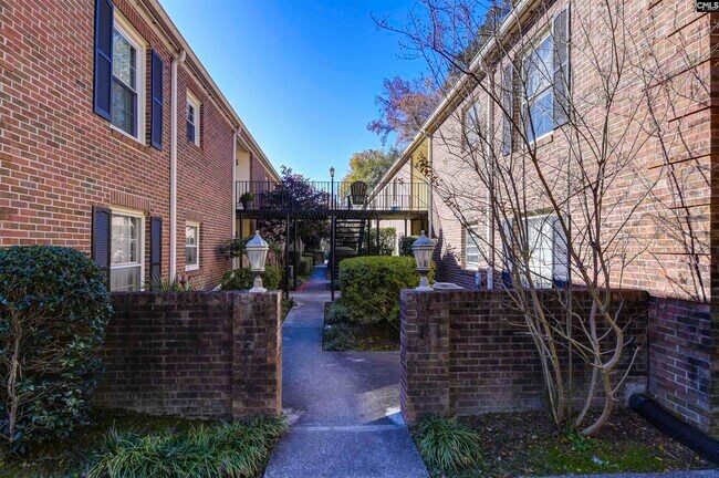 Building Photo - 5516 Lakeshore Dr