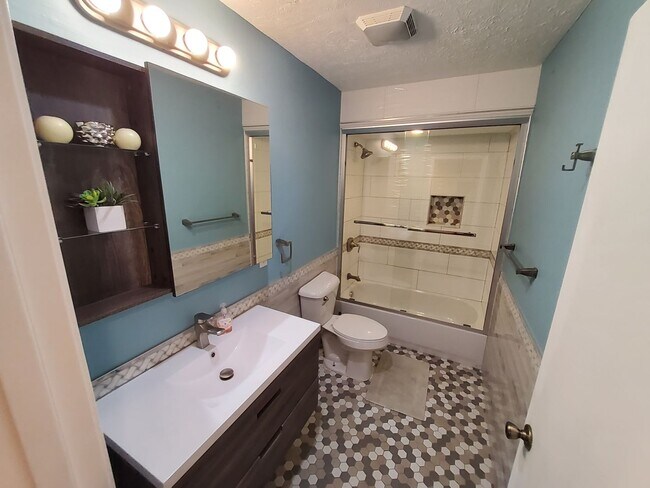 Building Photo - Sevierville 37862 - 4 Bedroom, 3 bath home...