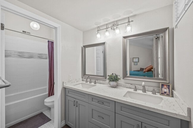 Building Photo - Large townhome in Huntington Beach!