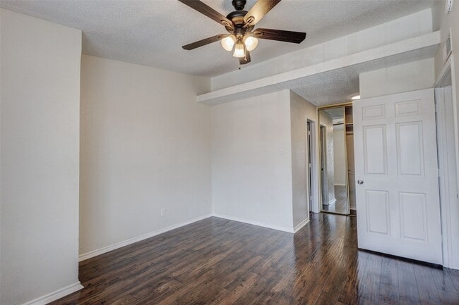 Building Photo - 910 Cedar Terrace
