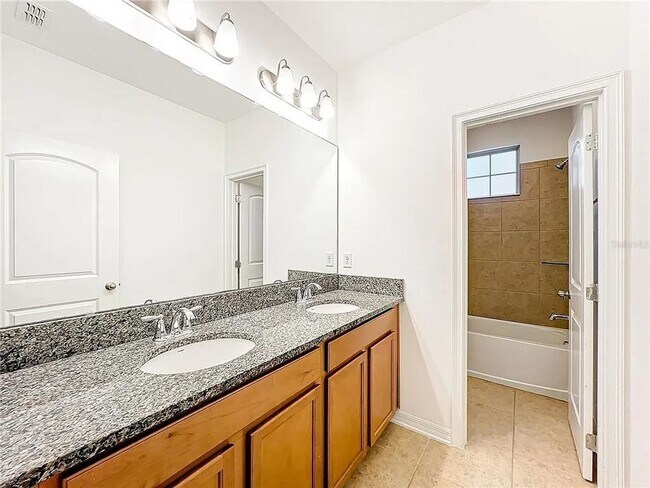 Building Photo - Spacious 5 Bedroom 4 Bathroom Home in Wind...
