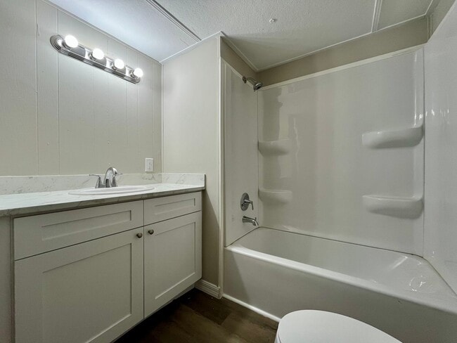 Building Photo - 2 Bed 2 Bath Thonotosassa! New paint throu...