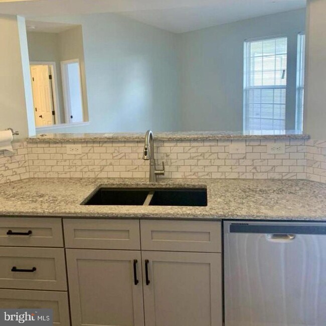 Building Photo - 8207 Blue Heron Dr