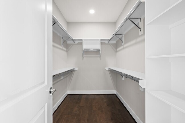 Building Photo - 717 Morris St