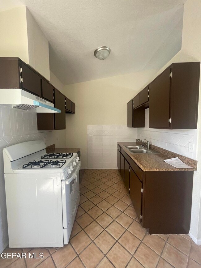 Building Photo - 204 Prado Rd