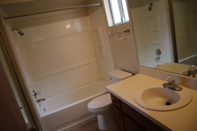 Building Photo - Livable, Lovable, & Avaiable!