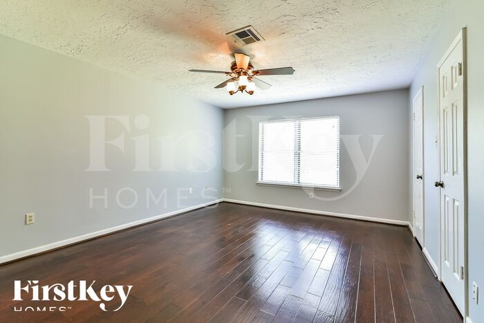 Building Photo - 11715 Parkriver Dr