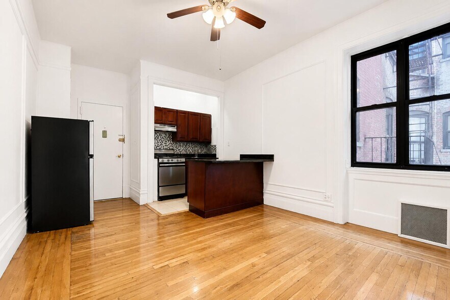 Building Photo - 45 Tiemann Pl